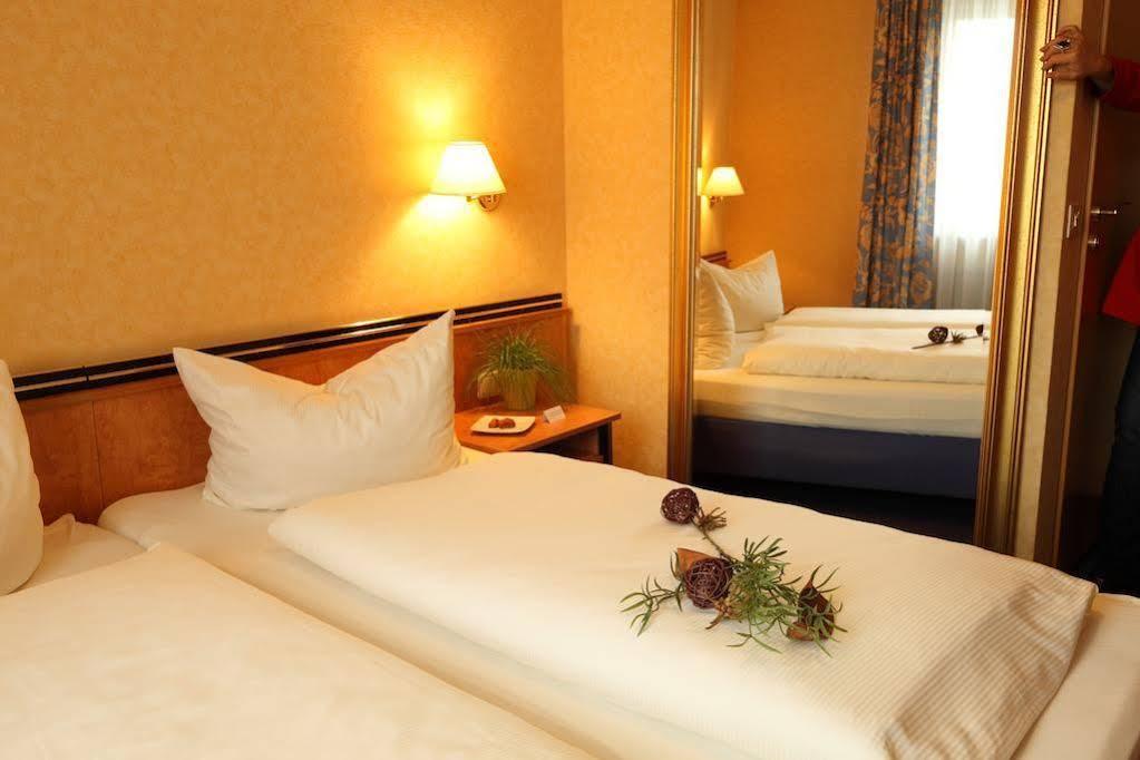 Garni-Hotel Goldenes Lamm Dudenhofen Екстер'єр фото