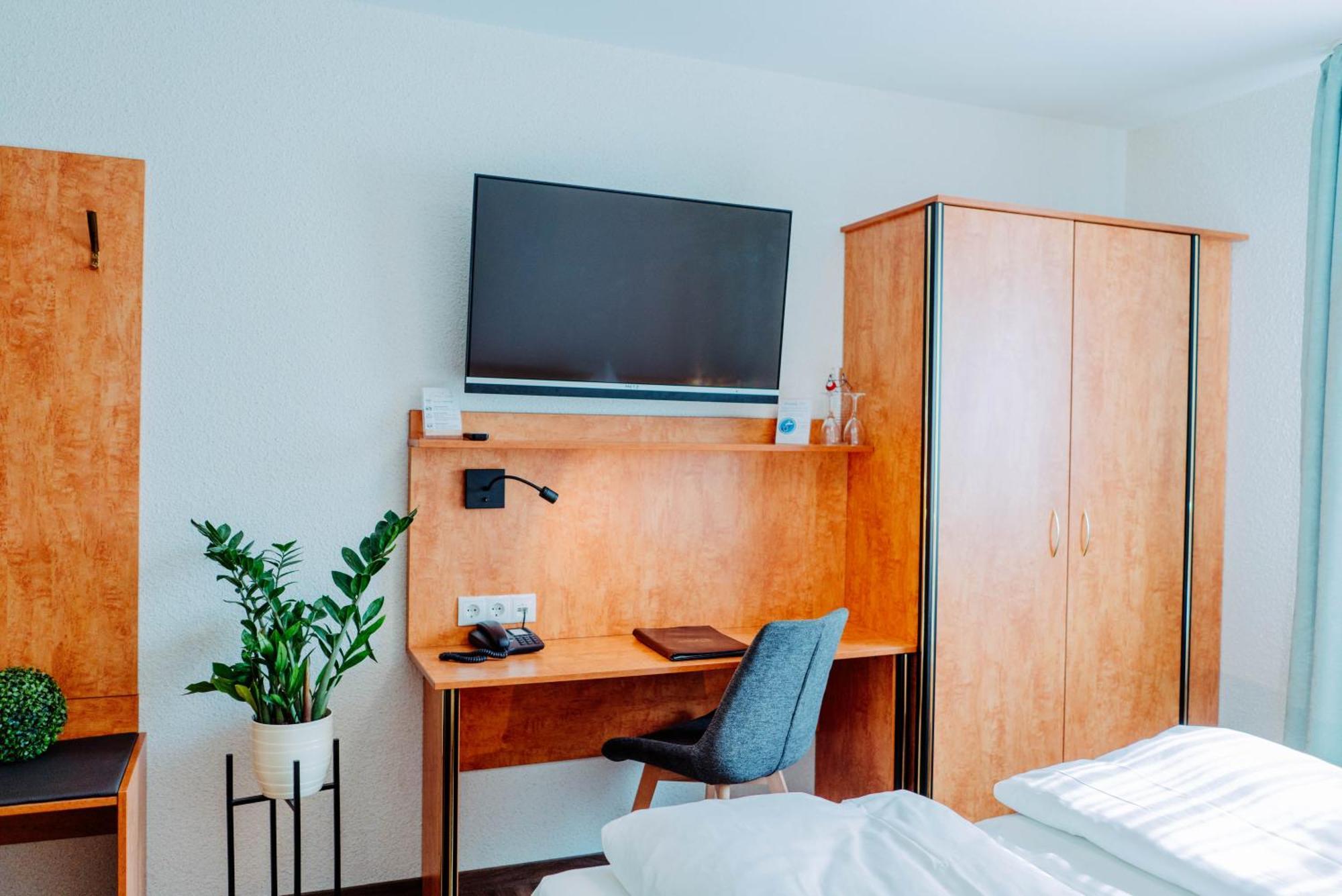 Garni-Hotel Goldenes Lamm Dudenhofen Екстер'єр фото