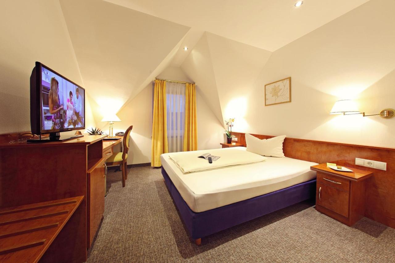 Garni-Hotel Goldenes Lamm Dudenhofen Екстер'єр фото
